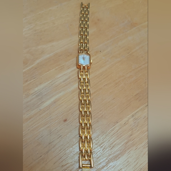 Citizen Petite Gold tone case with Mother Of Pearl Dial 2 Gold  Hand Movement - Picture 16 of 16